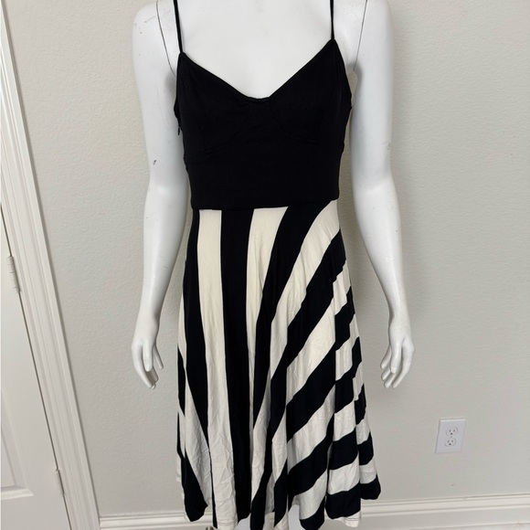 Trina Turk Dresses & Skirts - Trina Turk Black and White Fit and Flare Midi Dress